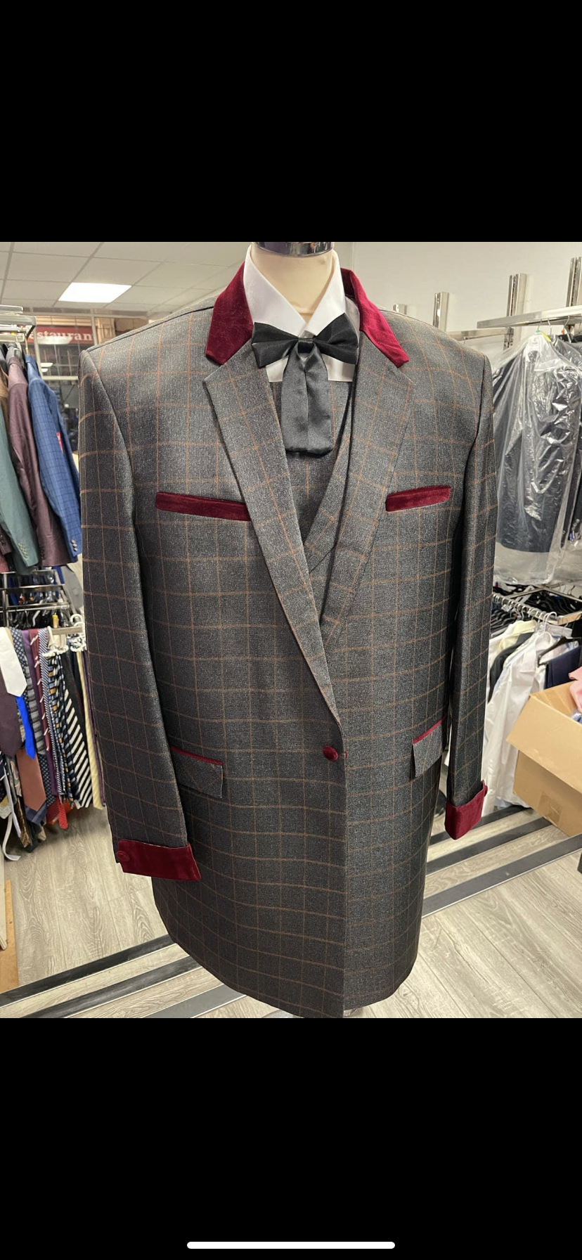 3 piece suit. Brown / grey check chest size 46. Waist size 42
