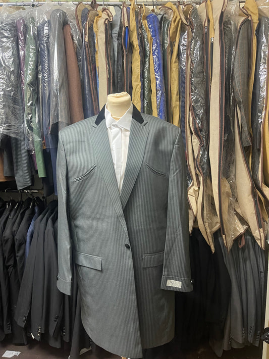 3 piece grey pinstripe Suit chest size 46 , waist size 38. Other sizes can be